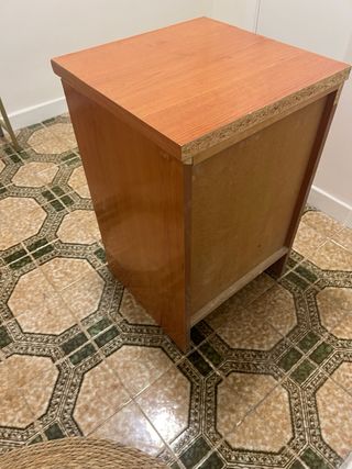Mesita de noche de madera