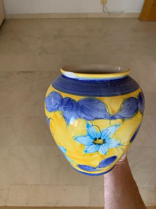 Jarrón de cerámica pintado a mano