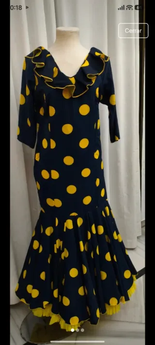 Traje de flamenca azul con lunares amarillos