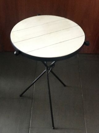 Mesa auxiliar pequeña negra y blanca