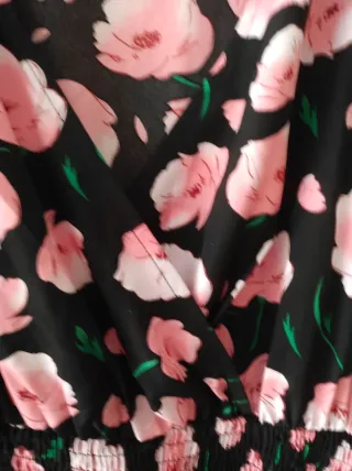 Vestido negro con flores rosas