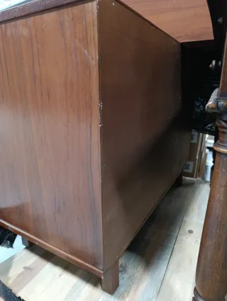 Mueble de madera antiguo