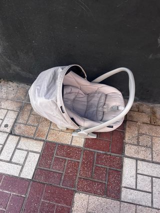 Carrito de bebé beige y blanco