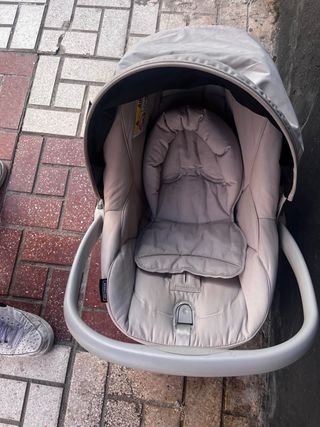 Carrito de bebé beige y blanco