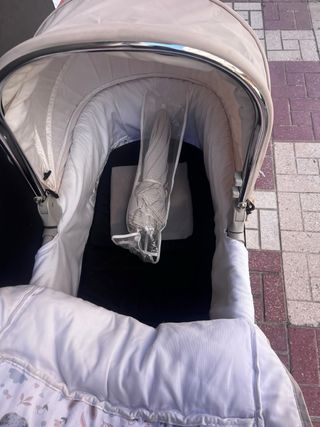 Carrito de bebé beige y blanco