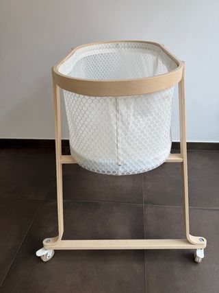 Moisés de madera con ruedas