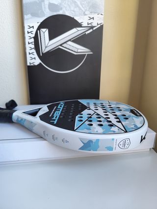 Pala de pádel Kombat Apache Ice 18K y bolsa nueva
