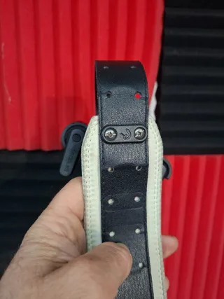 Correa de cuero para guitarra con tachuelas