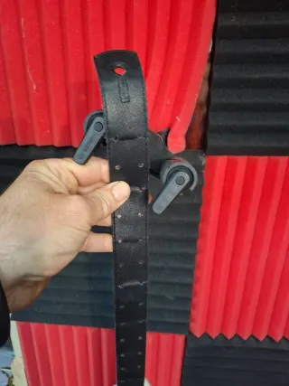 Correa de cuero para guitarra con tachuelas