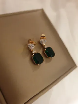 Pendientes dorados con caja