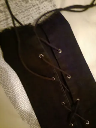 Pantalones negros con cordones. Nuevos