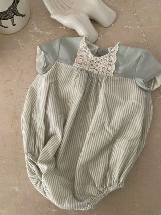 Pelele bebé rayas y encaje