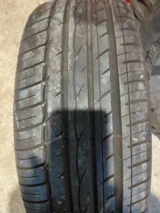 Neumáticos de coche son dos.30euros cada uno