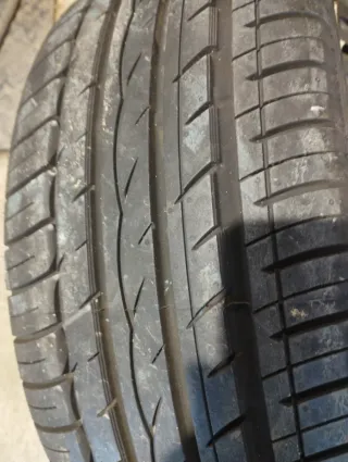 Neumáticos de coche son dos.30euros cada uno