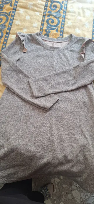 Vestido gris con detalles rosas