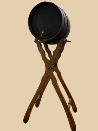 Barril de madera con soporte