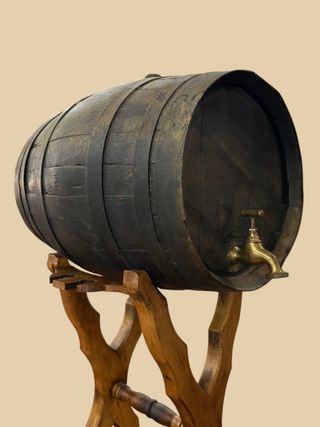 Barril de madera con soporte