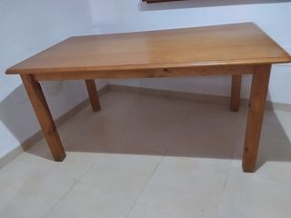 Mesa de comedor de madera