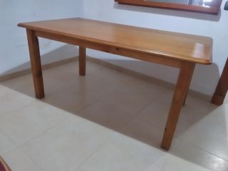 Mesa de comedor de madera