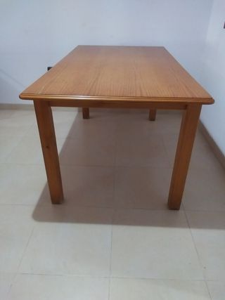 Mesa de comedor de madera