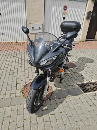 Yamaha FZ6 Negra con Baúl