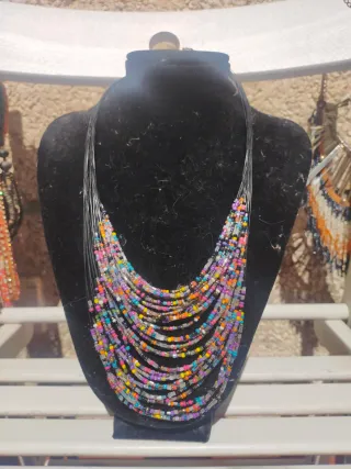 Collar de cuentas étnico artesanal