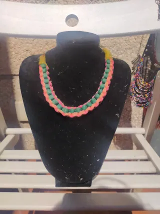 Collar de cuentas étnico artesanal