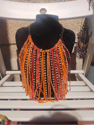 Collar de cuentas étnico artesanal
