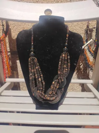 Collar de cuentas étnico artesanal
