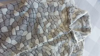 Bata gris y blanca