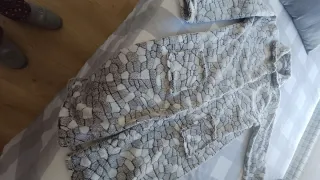 Bata gris y blanca