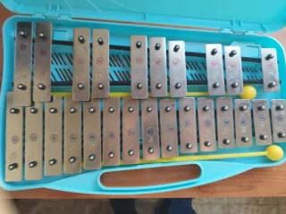 Xilófono infantil azul con baquetas