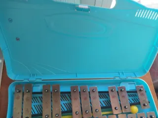 Xilófono infantil azul con baquetas