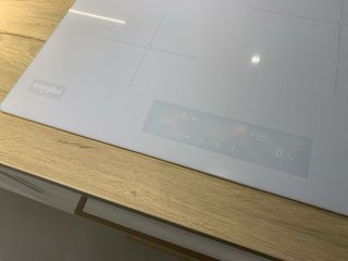 Placa de inducción Whirlpool blanca, 3 fuegos.