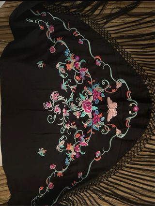 Manton Flamenca Negro Bordado Flores