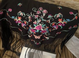 Manton Flamenca Negro Bordado Flores