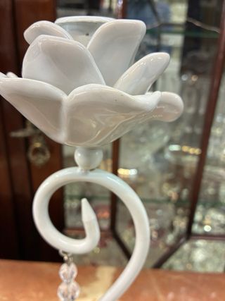 Candelabro de hierro blanco con rosas y cristal