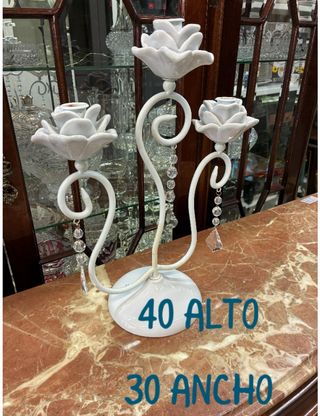 Candelabro de hierro blanco con rosas y cristal