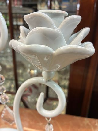 Candelabro de hierro blanco con rosas y cristal