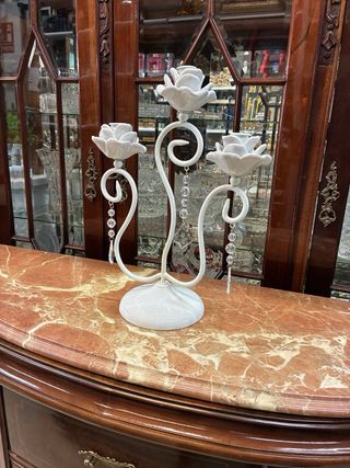 Candelabro de hierro blanco con rosas y cristal