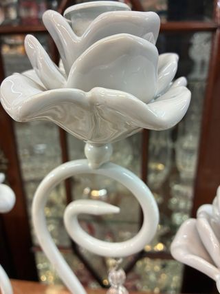 Candelabro de hierro blanco con rosas y cristal