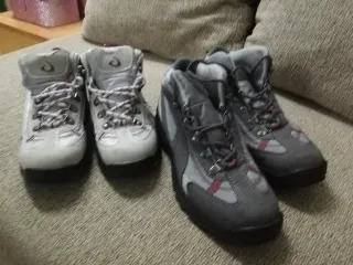 Botas de montaña grises y rojas