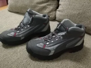 Botas de montaña grises y rojas