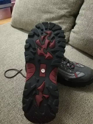 Botas de montaña grises y rojas