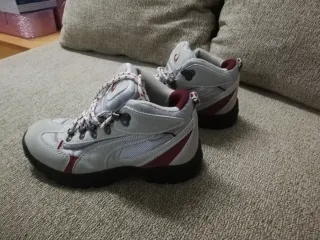 Botas de montaña grises y rojas