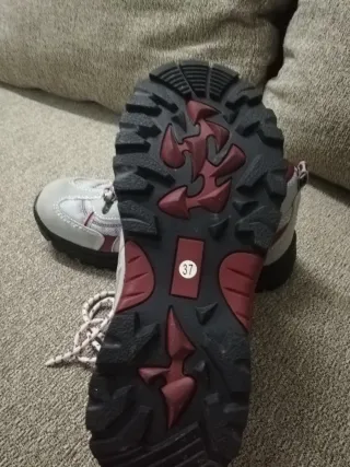 Botas de montaña grises y rojas