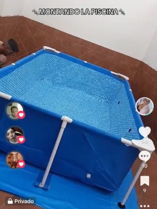 Piscina azul de plástico