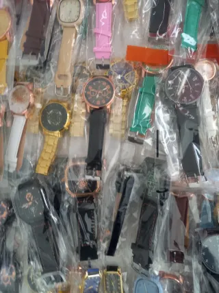 lote de 400 Relojes de moda varios colores