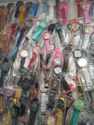 lote de 400 Relojes de moda varios colores