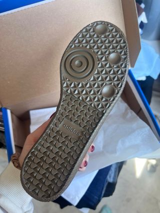 Deportivas Blancas y Negras